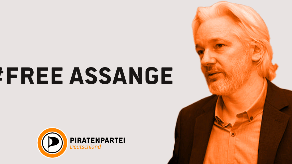 Julian Assange vor einfarbigem Hintergrund. Daneben der Text „#Free Assange – Piratenpartei Deutschland“ und der Bild-Quellenhinweis CC BY-SA 2.0 Cancilleria del Ecuador