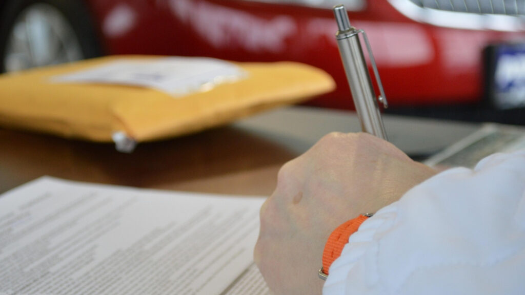 Symbolbild: Hand mit Stift schreibt auf einem Blatt Papier