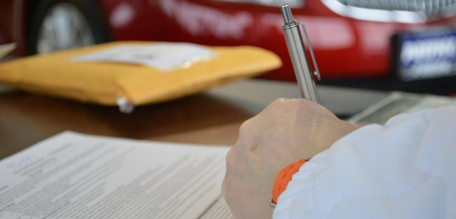 Symbolbild: Hand mit Stift schreibt auf einem Blatt Papier