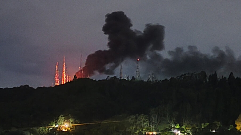 Bild über einen Wald hinweg auf Angriffe auf Kommunikationsantennen in La Boyera, Caracas
