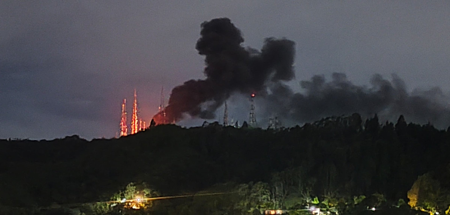 Bild über einen Wald hinweg auf Angriffe auf Kommunikationsantennen in La Boyera, Caracas