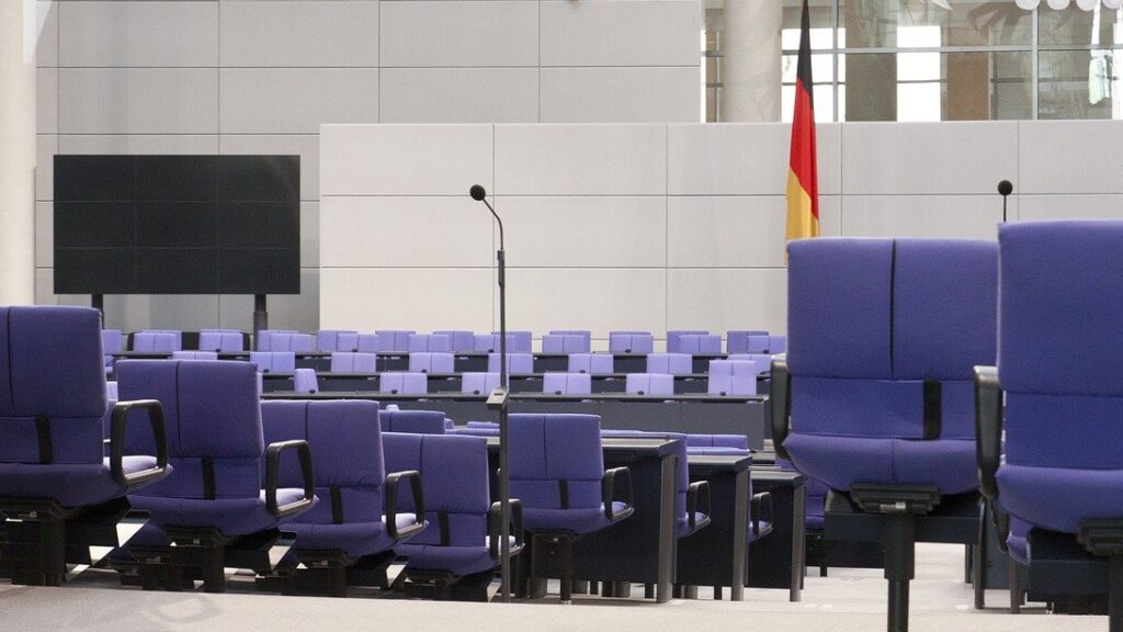 Symbolbild: Sitzreihen im Bundestag