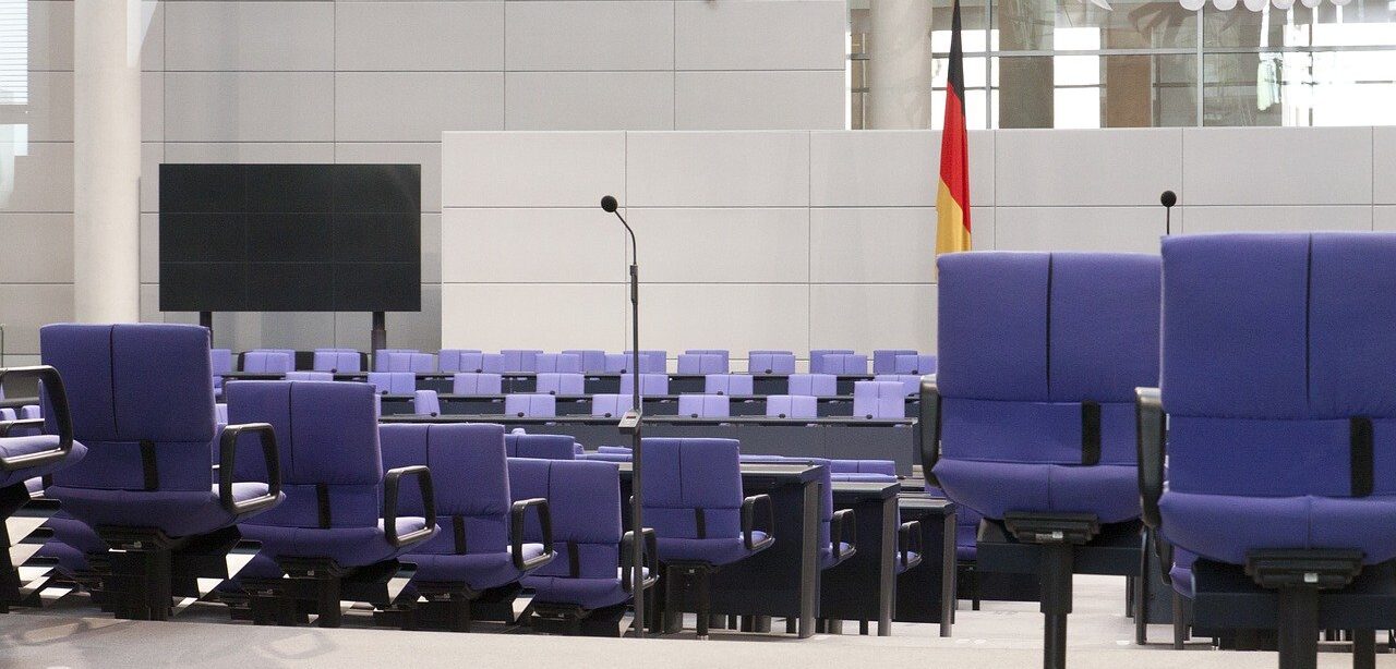 Symbolbild: Sitzreihen im Bundestag