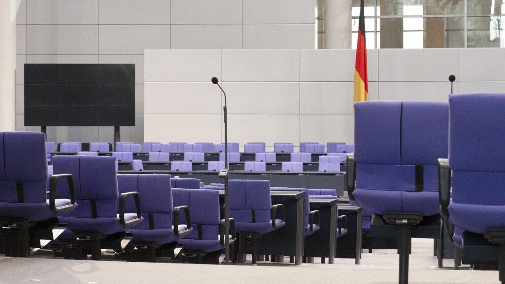 Symbolbild: Sitzreihen im Bundestag