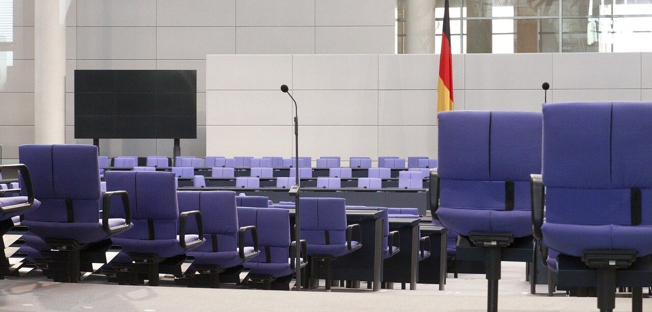 Symbolbild: Sitzreihen im Bundestag