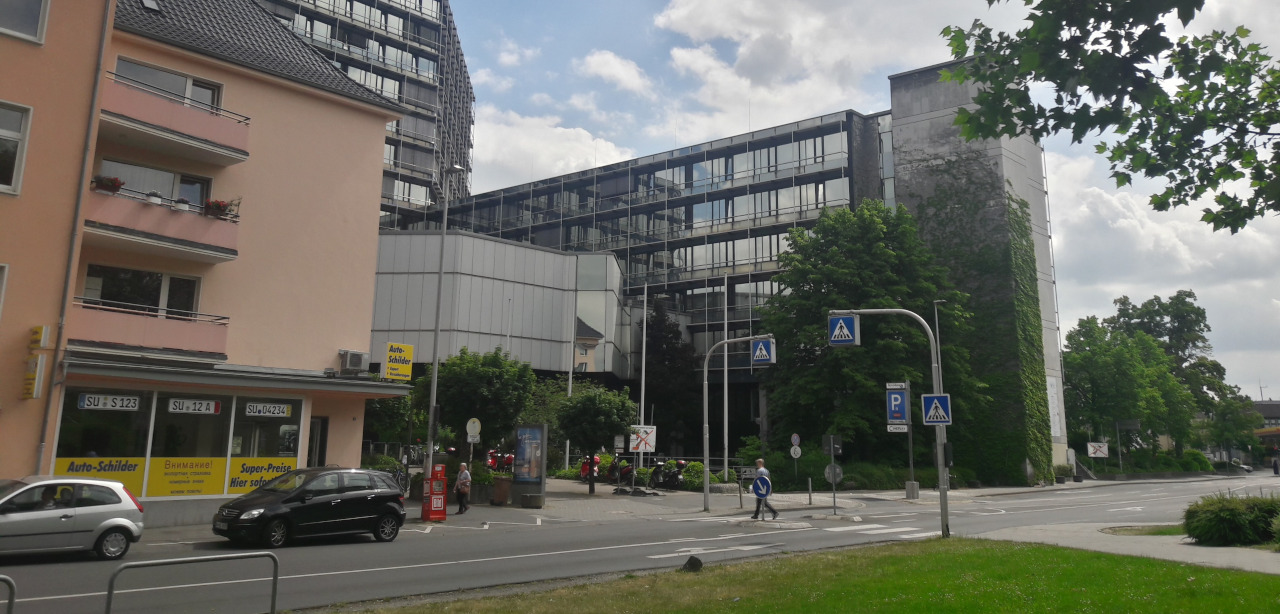 Das Kreishaus in Siegburg. Davor eine Straße mit Fußgängerüberweg und etwas Grünfläche.