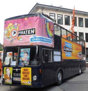 Piratenbus_von_vorne_links