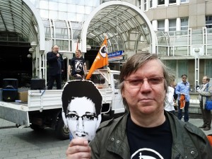 Der Direktkandidat der Piraten, Jan Ulrich Hasecke, auf der Demonstration gegen die Überwachungsdiktatur vor dem amerikanischen Konsulat in Düsseldorf
